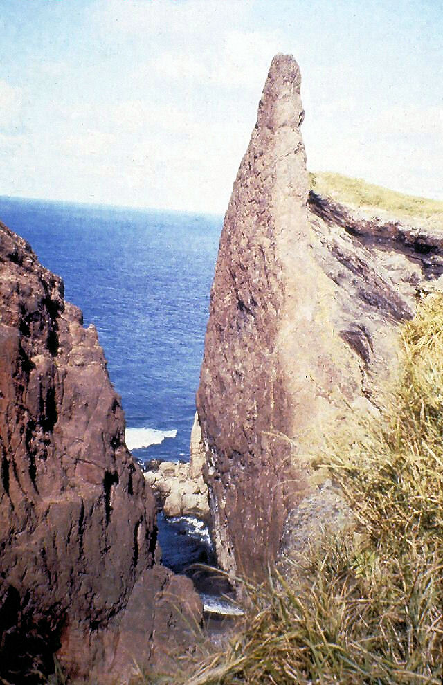 沖縄県最北端硫黄鳥島の安山岩岩脈