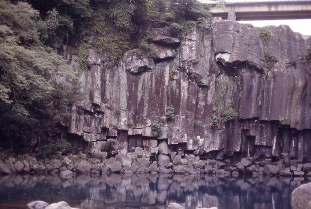 大韓民国濟州道西歸浦市天地淵, 柱状節理の発達する玄武岩質溶岩