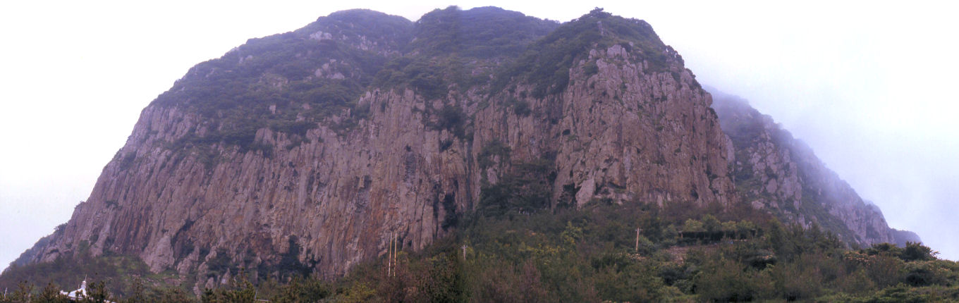 濟州道西歸浦市安徳面和順里にある山房山(395.2m）, ここは無斑晶質緻密な山房山粗面岩質溶岩からなる熔岩ドームである