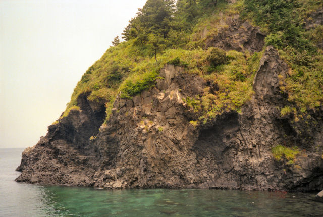 濟州市北海岸，別刀峰の熔岩ドーム, 山房山粗面岩質溶岩に属するとされる