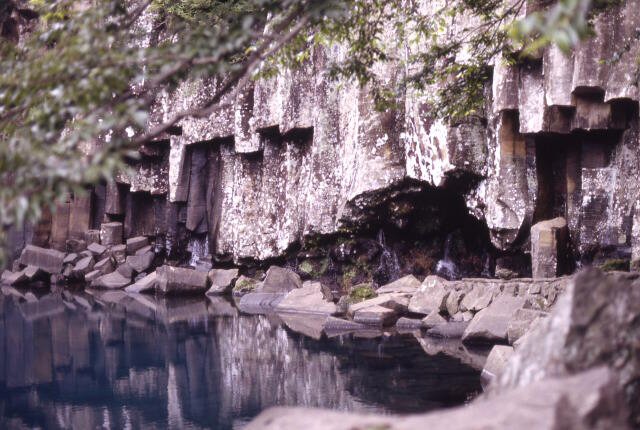 大韓民国濟州道西歸浦市天地淵, 柱状節理の発達する玄武岩質溶岩と下部からの湧水