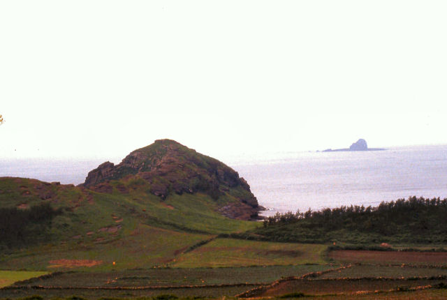 山房山中腹のより南海岸, 左の写真の下部より，なお写真撮影はこちらは1981年