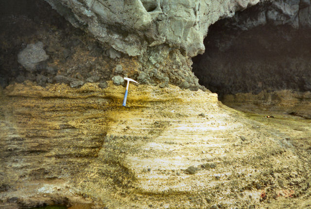 濟州市北海岸，紗羅峰, 水中堆積物とこれを覆う柱状のケルスート閃石を含む別刀峰溶岩