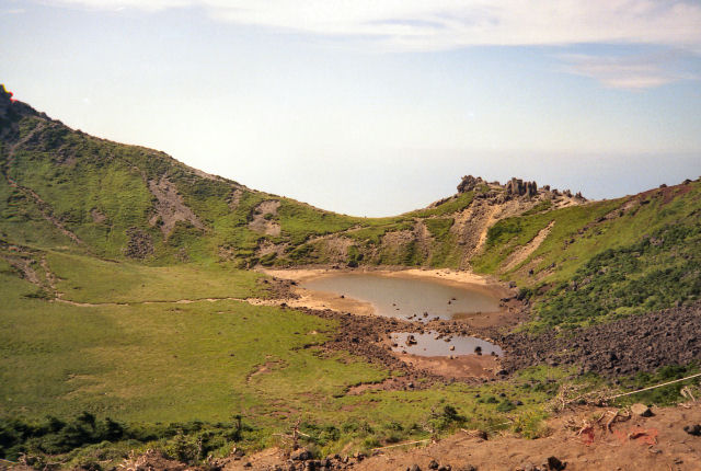 漢拏山山頂白鹿潭，写真右側には白鹿潭玄武岩質溶岩のブロックが多数点在する