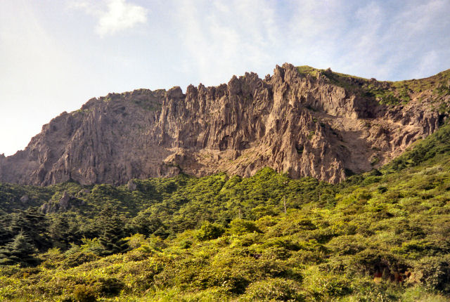 漢拏山南西壁を南側斜面より遠望する，ここにも粗面岩が広く分布する