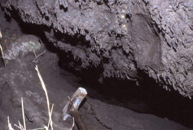 溶岩鍾乳(lava stalactite)