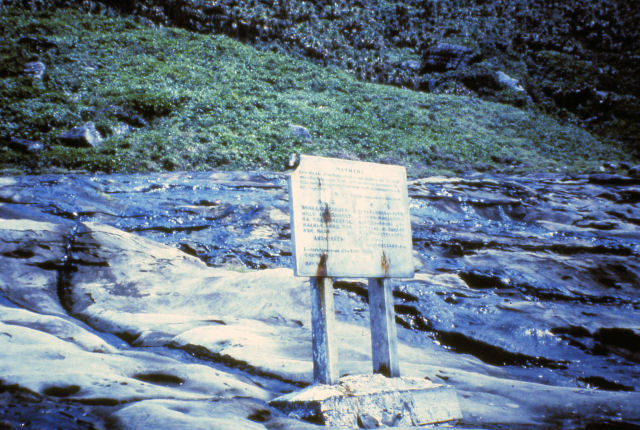 千畳岩にある琉球政府の警告文